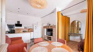 Eine moderne Wohnung mit Küche, Essbereich und Wohnzimmer.
