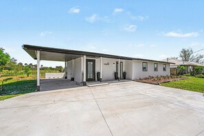 Exterior - Luxury Waterfront Retreat, Fishing, Rocket Launch Views, Near Cruises (Cocoa)