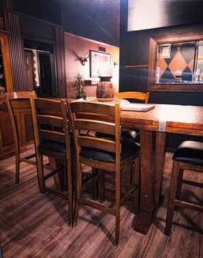 Dining - 8 minute walk to State Farm Stadium, 5 rooms 7 bed home with pool/spa/game room (Glendale)