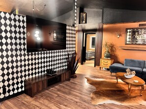 Interior - 8 minute walk to State Farm Stadium, 5 rooms 7 bed home with pool/spa/game room (Glendale)