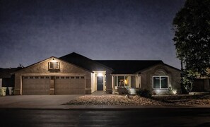 Exterior - 8 minute walk to State Farm Stadium, 5 rooms 7 bed home with pool/spa/game room (Glendale)