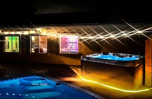 Terrace/patio - 8 minute walk to State Farm Stadium, 5 rooms 7 bed home with pool/spa/game room (Glendale)