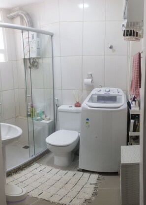 Shower, hair dryer, bidet, towels - Cozy home in the heart of Copacabana (RJ)