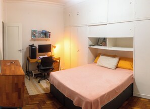 1 bedroom, desk, free WiFi, bed sheets - Cozy home in the heart of Copacabana (RJ)