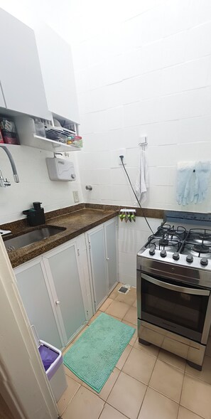 Fridge, oven, stovetop, coffee/tea maker - Cozy home in the heart of Copacabana (RJ)
