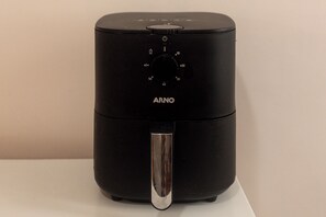 Un appareil de cuisson à air de couleur noire, doté d’un cadran de contrôle et portant la marque « ARNO ».