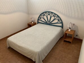 A single bed with a decorative headboard, two bedside tables, and a wall-mounted lamp. - Apartment Héliopolis J 42 - 5 people (AGDE)