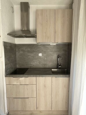 Fridge, microwave, cookware/dishes/utensils - Studio Héliopolis K 5 with garage - 6 people (AGDE)
