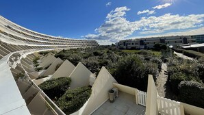 Ein modernes Hotel mit geschwungener Fassade und Dachgarten.