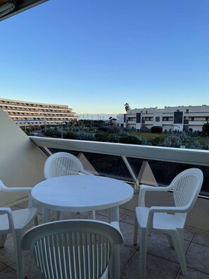 Outdoor dining - Héliopolis Studio K 114 - 4 people (AGDE)