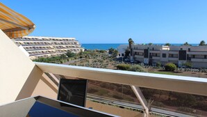 Ein Hotel mit mehreren Etagen, einem Poolbereich und Blick auf das Meer.