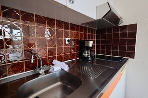 Fridge, microwave, cookware/dishes/utensils - Studio Héliopolis L 76 - 2 people (AGDE)