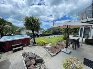 Outdoor dining - Marina View Retreat - Spa Pool - Walk to Beach, Cafés & Shops (Auckland)