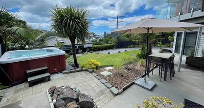 Marina View Retreat - Spa Pool - Walk to Beach, Cafés & Shops