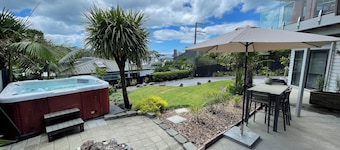 Marina View Retreat - Spa Pool - Walk to Beach, Cafés & Shops