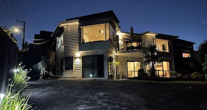 Marina View Retreat - Spa Pool - Walk to Beach, Cafés & Shops