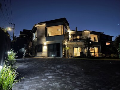Marina View Retreat - Spa Pool - Walk to Beach, Cafés & Shops