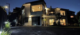 Marina View Retreat - Spa Pool - Walk to Beach, Cafés & Shops