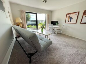 Living area - Marina View Retreat - Spa Pool - Walk to Beach, Cafés & Shops (Auckland)