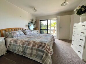 Room - Marina View Retreat - Spa Pool - Walk to Beach, Cafés & Shops (Auckland)