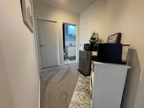 Interior - Marina View Retreat - Spa Pool - Walk to Beach, Cafés & Shops (Auckland)