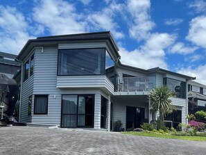 Exterior - Marina View Retreat - Spa Pool - Walk to Beach, Cafés & Shops (Auckland)