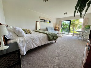 Interior - Marina View Retreat - Spa Pool - Walk to Beach, Cafés & Shops (Auckland)