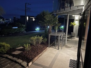 Outdoor dining - Marina View Retreat - Spa Pool - Walk to Beach, Cafés & Shops (Auckland)