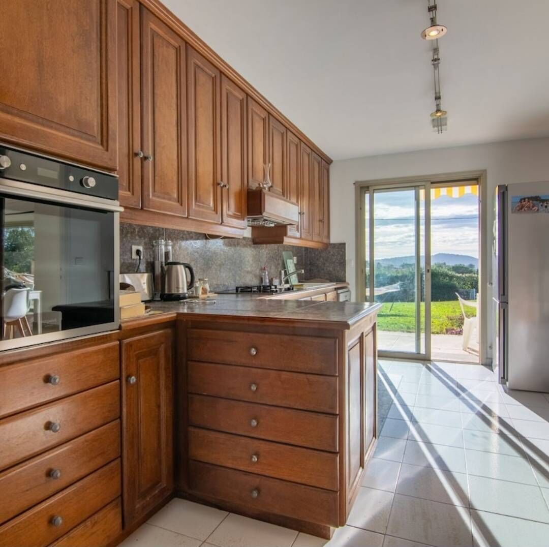 Fridge, oven, dishwasher, coffee/tea maker