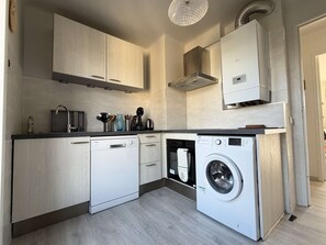 Kühlschrank, Geschirrspüler, Toaster, Kochgeschirr/Geschirr/Besteck