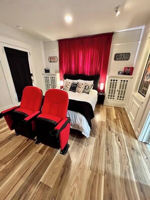 1 bedroom - Movie Night 100 Inch Screen, Walk to Bars and Restaurant (Reno)