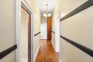 Interior - KATY TRAIL Cottage - 3-bedroom in downtown Boonville - Close to the  Katy Trail (Boonville)