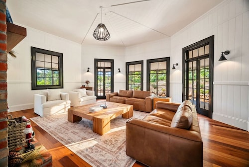 Charming Queenslander With 5 Acres Private Land