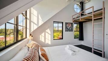Desk, iron/ironing board, WiFi, bed sheets