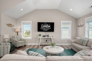 Smart TV - Rock Me on the Water: Oceanside, Pool, Hot Tub (Nags Head)
