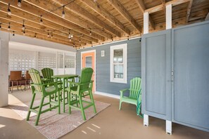 Outdoor dining - Rock Me on the Water: Oceanside, Pool, Hot Tub (Nags Head)