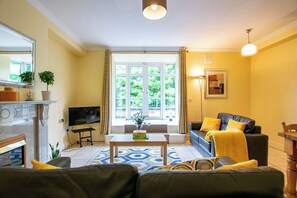 Living area - 4 Bedroom Townhouse, Sleeps 6 with parking (Galway)