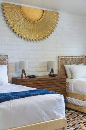 4 bedrooms, free WiFi, bed sheets - Private Backyard w/ Sauna, Hot tub, & Red Rock Views! (Sedona)