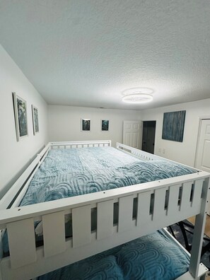 Room - Modern• 3BR Home• Pool• Playroom•Quiet• Family Frendly (Jacksonville)