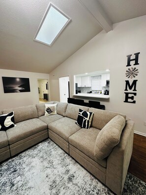 Living area - Modern• 3BR Home• Pool• Playroom•Quiet• Family Frendly (Jacksonville)