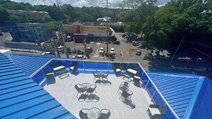 Terraza en la azotea con mobiliario exterior y vistas del entorno.