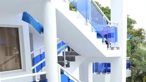 A multi-level building with glass railings and white structural elements. - Condo Neuf 1 Chambre Sosua Près de Tout 306 (Sosúa)