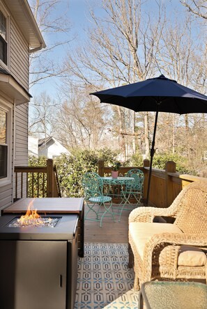 Outdoor dining - Emmanuel's Family-friendly Home (Birmingham)
