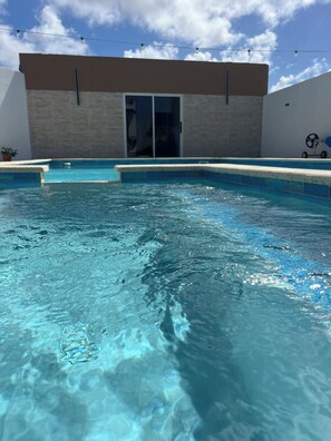 Outdoor pool, pool umbrellas - Mary's Villas  (Oranjestad)