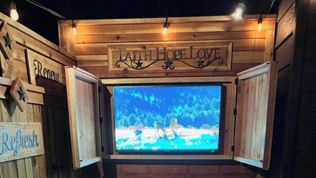 A hot tub with a wooden interior and a sign above it that reads "Faith, Hope, Love". - Reno Spa Studio With Hot Tub and Sauna (Reno)