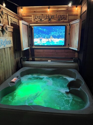 Reno Spa Studio With Hot Tub and Sauna