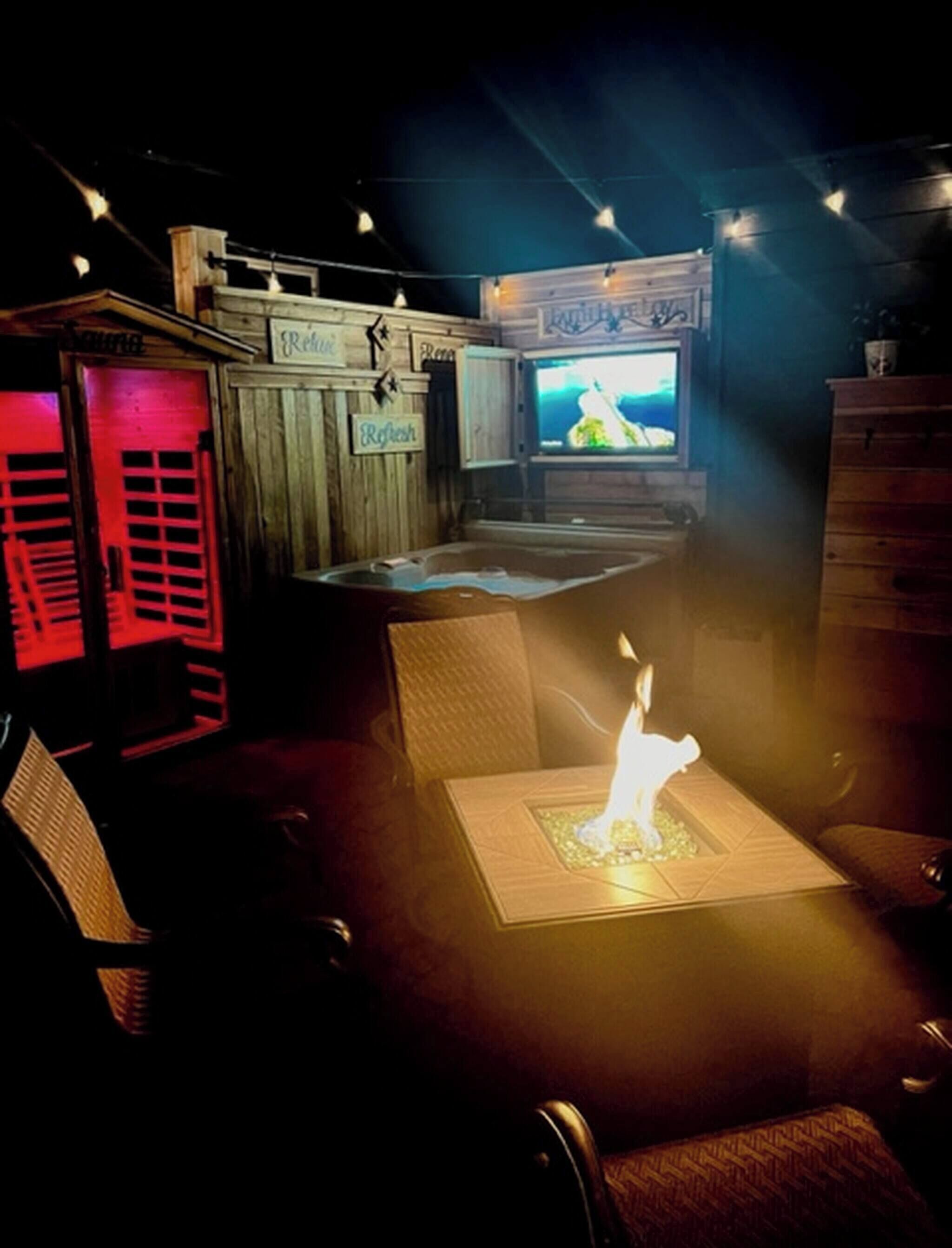 Eine Bar mit Fernseher, einer Theke und einem Kamin.