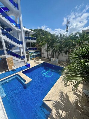 Una piscina al aire libre