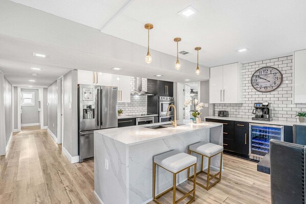 Fridge, microwave, oven, stovetop - Perfect Group Getaway W/ Heated Pool & Outdoor Patio! 🌅 (Merritt Island)