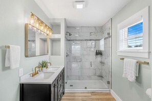 Shower, hair dryer, towels - Perfect Group Getaway W/ Heated Pool & Outdoor Patio! 🌅 (Merritt Island)